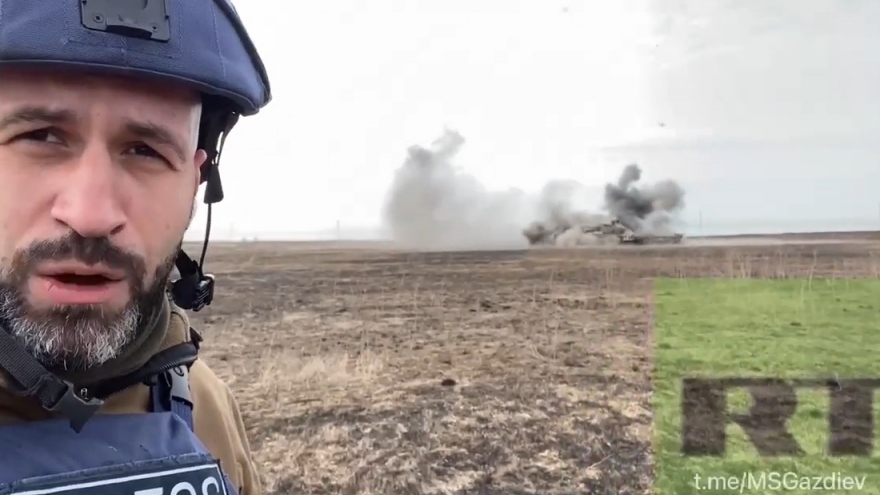 Phóng viên Nga đứng sát khu vực công binh rà phá bom mìn bằng thiết bị lăn